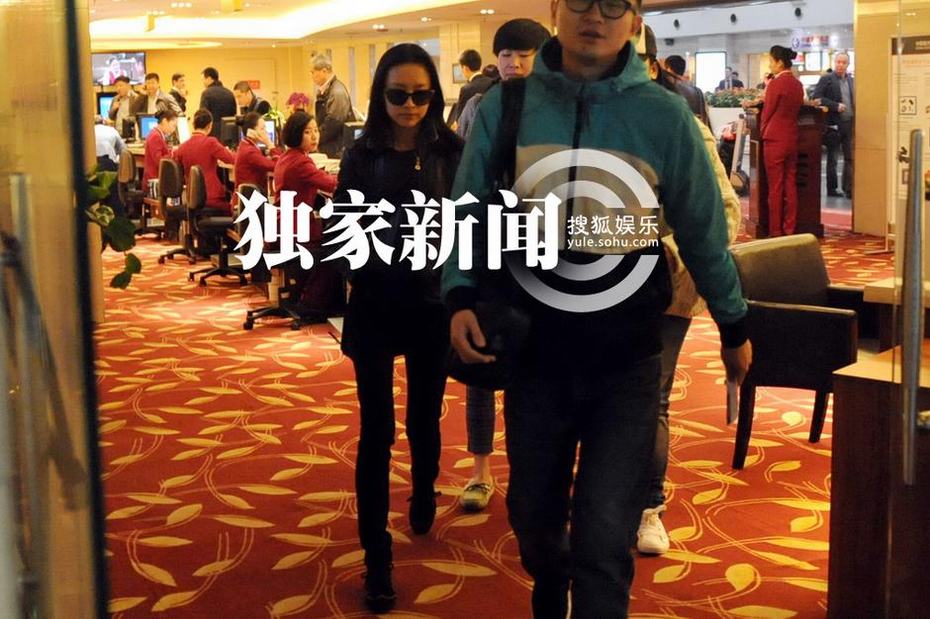 董洁面似“黄脸婆”高调离京 无视传闻带笑容