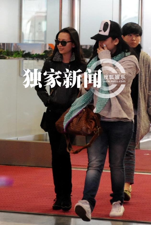 董洁面似“黄脸婆”高调离京 无视传闻带笑容
