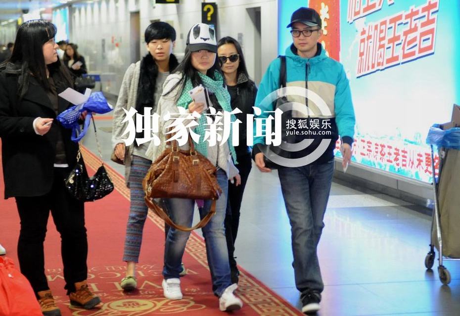 董洁面似“黄脸婆”高调离京 无视传闻带笑容