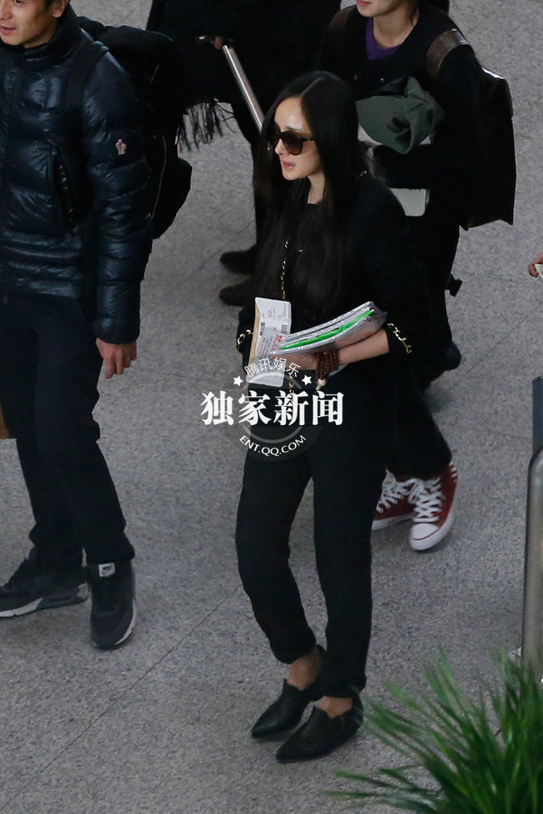 追星：赵薇生日宴抽烟会有啃龙虾 杨幂回京露“一字嘴”