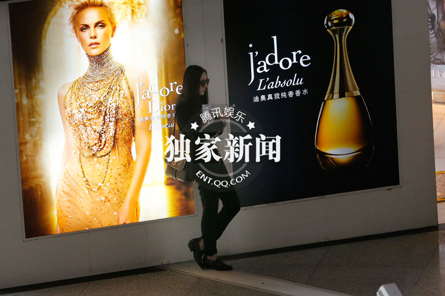 追星：赵薇生日宴抽烟会有啃龙虾 杨幂回京露“一字嘴”