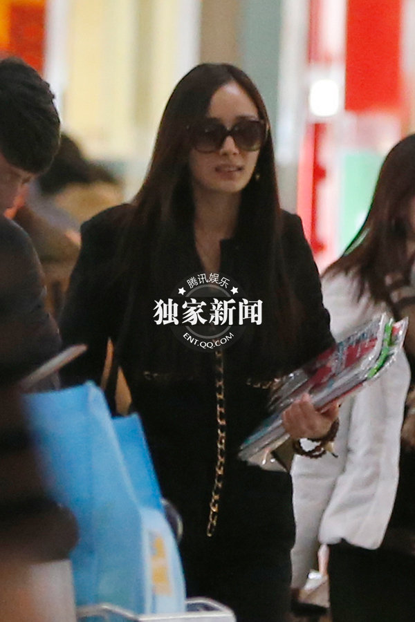 追星：赵薇生日宴抽烟会有啃龙虾 杨幂回京露“一字嘴”