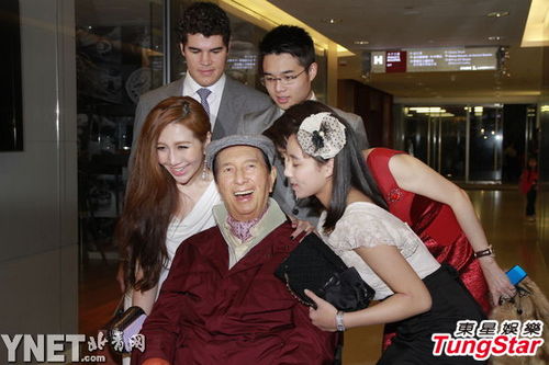 何超盈等人为父亲庆生