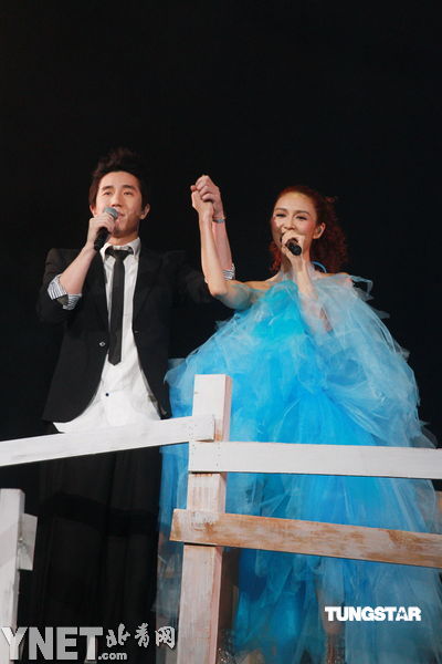 薛凯琪房祖名牵手合唱