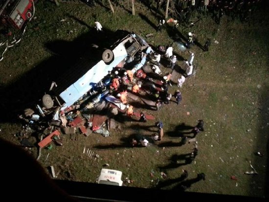 湖北荆州客车坠桥致14死 湖北荆州客车坠桥致14死