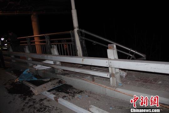 湖北荆州客车坠桥致14死 湖北荆州客车坠桥致14死