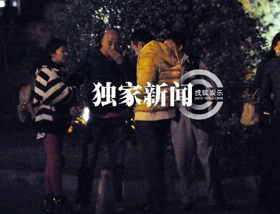 追星：董洁王大治公寓激吻相拥似热恋 周晓欧携新欢同归