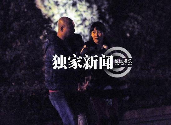 追星：董洁王大治公寓激吻相拥似热恋 周晓欧携新欢同归