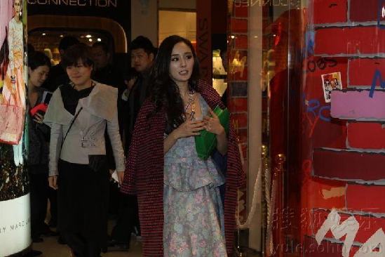 杨幂碎花裙现身活动 网友：似O型腿膝盖暴丑