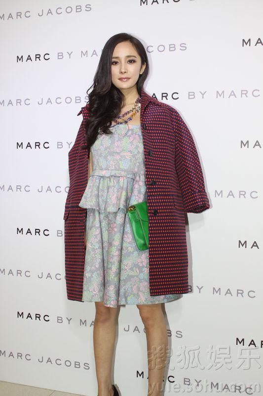 杨幂碎花裙现身活动 网友：似O型腿膝盖暴丑