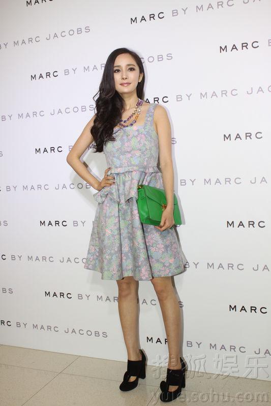 杨幂碎花裙现身活动 网友：似O型腿膝盖暴丑