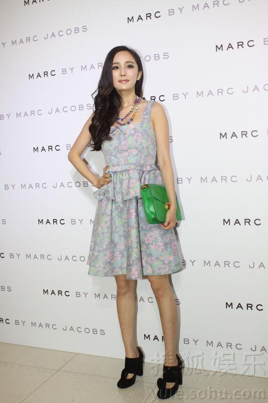 杨幂碎花裙现身活动 网友：似O型腿膝盖暴丑