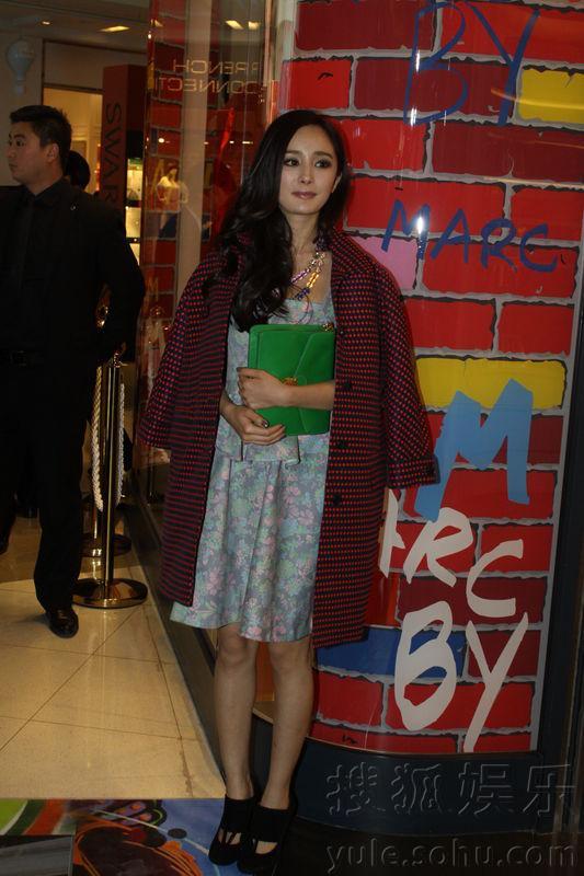 杨幂碎花裙现身活动 网友：似O型腿膝盖暴丑