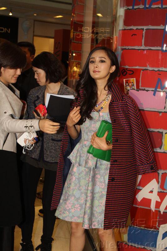 杨幂碎花裙现身活动 网友：似O型腿膝盖暴丑