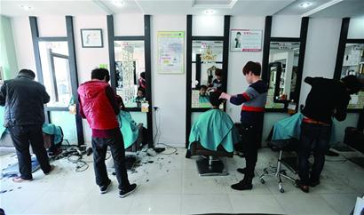 二月二剃龙头14小时没停手 二月二剃龙头14小时没停手