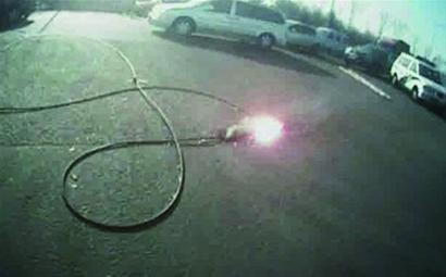 高压线抛火球柏油路破相 高压线抛火球柏油路破相