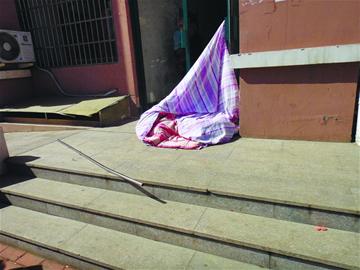 娃娃才两月大妈妈13楼摔下 娃娃才两月大妈妈13楼摔下