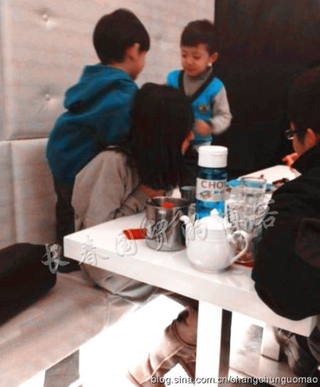 董洁带顶顶外出就餐