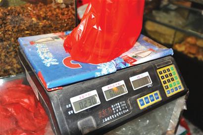 买半斤虾袋子半两重