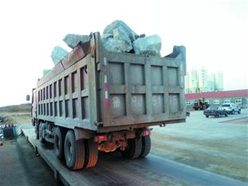 超载大货转战郊区 被查车主称不超不挣钱落泪