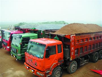 超载大货转战郊区 被查车主称不超不挣钱落泪