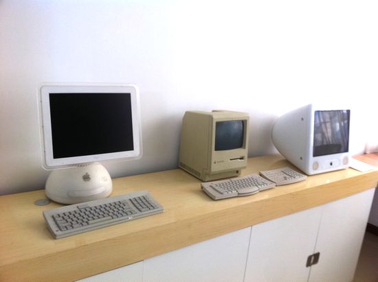 青岛店主建苹果博物馆 淘古董花20万