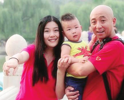 周晓鸥一家三口