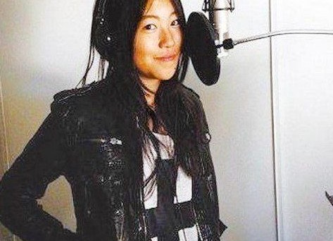 王菲女儿窦靖童的弹唱视频被网友赞美。