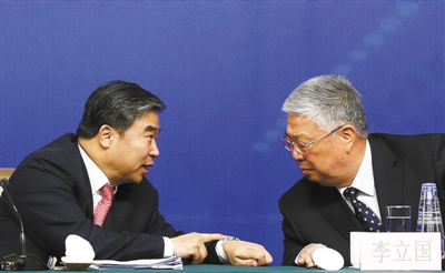 昨日,民政部副部长窦玉沛提醒部长李立国,记者会结束时间快到了。新京报记者 韩萌 摄