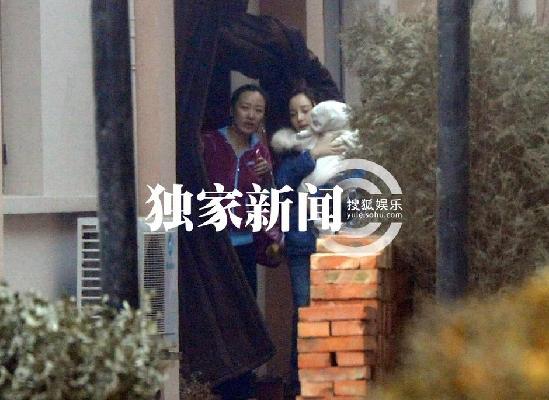 李小璐一家三口串亲戚 贾乃亮路边放花炮