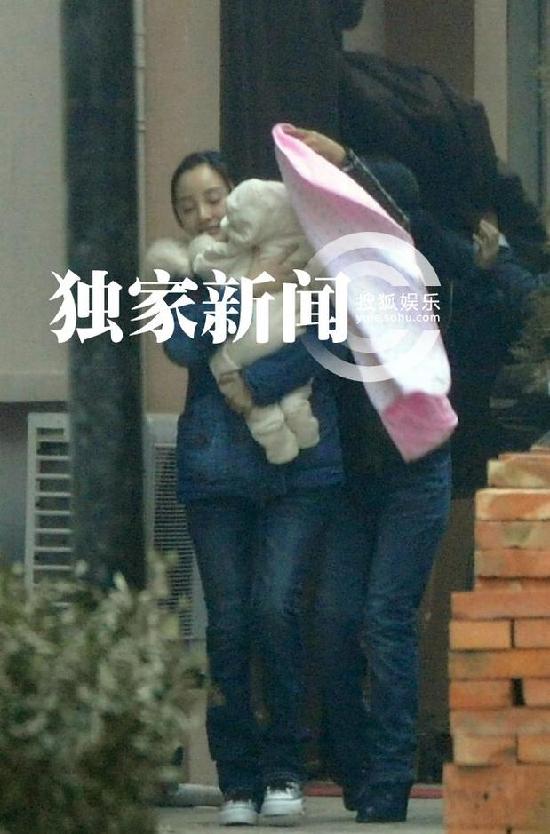 李小璐一家三口串亲戚 贾乃亮路边放花炮