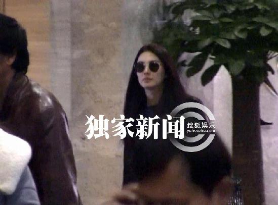 李小璐一家三口串亲戚 贾乃亮路边放花炮