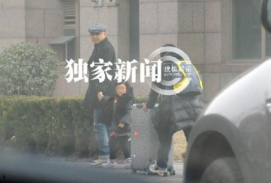 李小璐一家三口串亲戚 贾乃亮路边放花炮