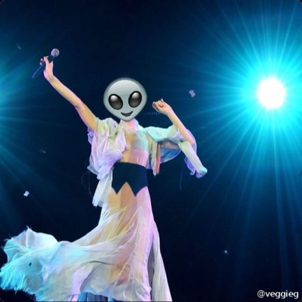 王菲把自己PS成外星人 网友：菲姐好搞笑(图)