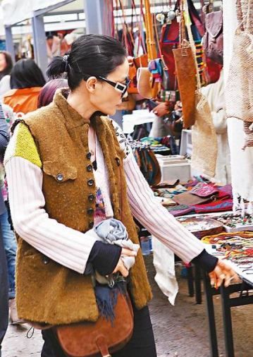 王菲扎小辫逛路边摊乐此不疲 重游丽江笑颜如花