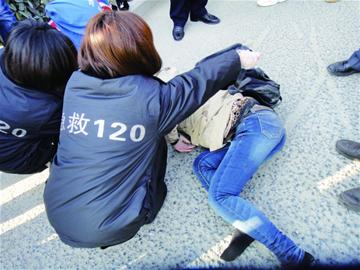 撞飞女生“大众”停都没停