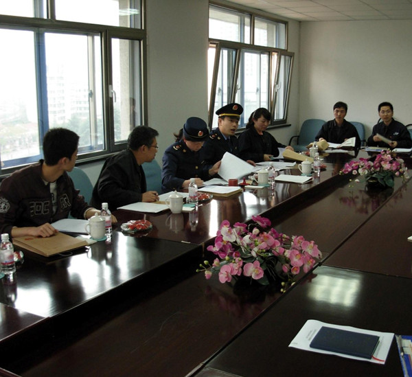 企业年检工作人员到青岛港开展“大企业直通车”暨上门年检服务