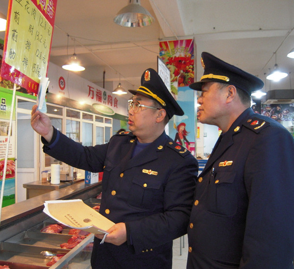 执法人员对辖区内“万福专卖”店面和摊点进行专项检查