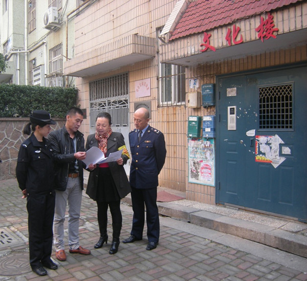 工作人员听取辖区居民对本单位工作的建议及意见