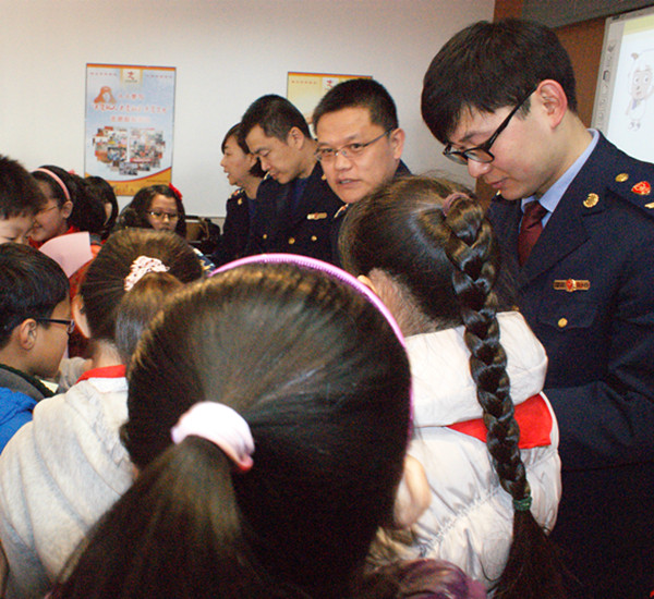 工作人员到北仲一小发放宣传资料，开展食品安全知识进校园活动