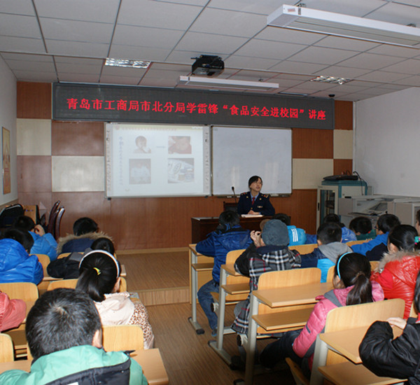 工作人员到北仲一小开展“食品安全知识进校园”活动