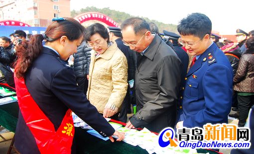 首发:315维权日 青岛10部门现场打假(组图)