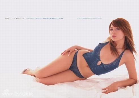 在日本发展的混血歌手莉亚迪桑一组性感写真曝光，展现出天使面孔魔鬼身材。