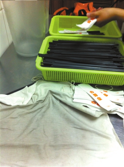 筷子用旁边的布擦干即可。