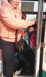 小公共核载17人拉35人