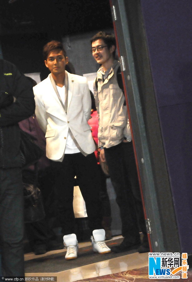 钟汉良现身影院候场闲逛