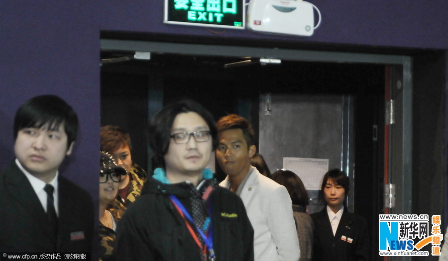 钟汉良现身影院候场闲逛