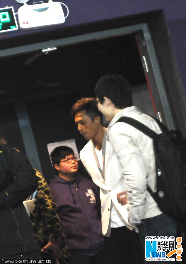 钟汉良现身影院候场闲逛