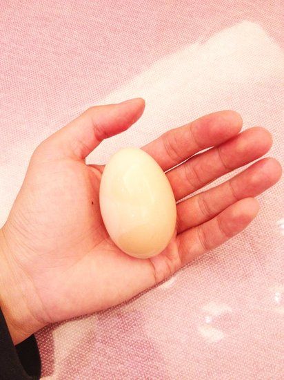 韩寒亲自下厨为女儿做白煮蛋。