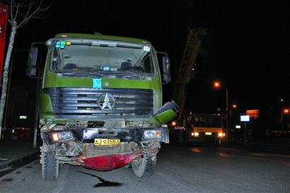 青岛再现夺命大货 两条生命惨死轮下